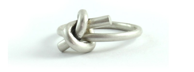 Moving Knot Ring