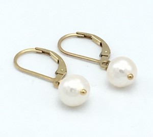 Pearls-gold-leverbacks
